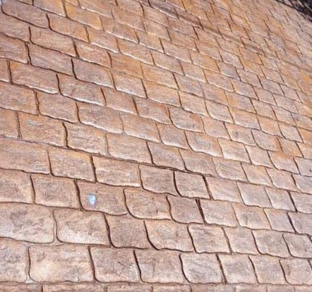 Detalle de pavimento de hormigón impreso con textura de adoquín