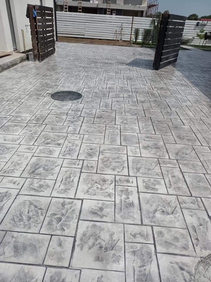 Entrada de vivienda residencial con hormigón impreso gris