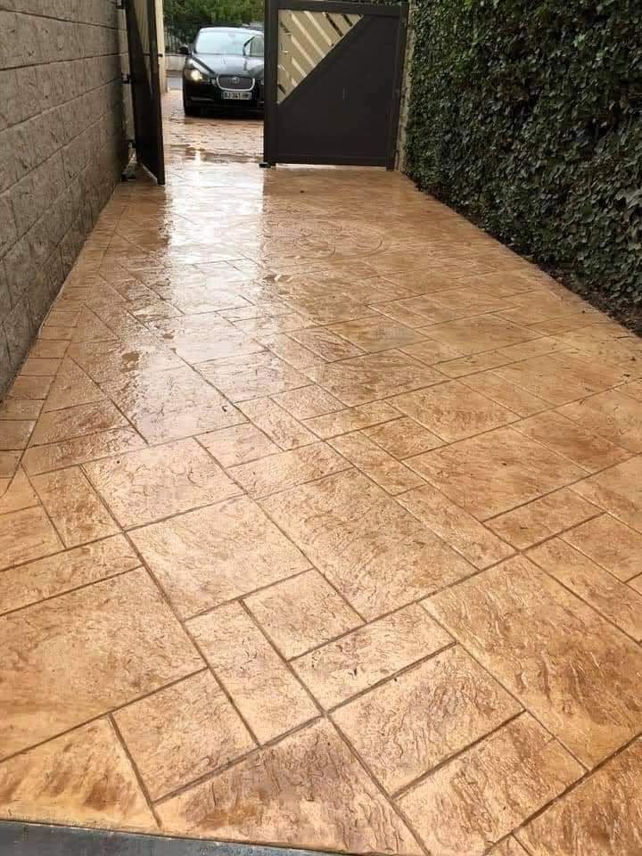 Pavimento exterior de hormigón fratasado en tonos cálidos