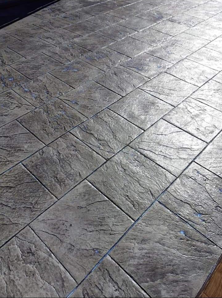 Pavimento gris moderno con acabado de pizarra